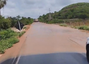 Forte chuva alaga PI-245 e rodovia fica intrafegável entre Picos e Itainópolis