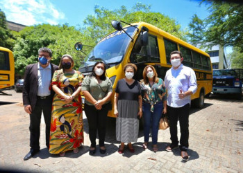 Regina Sousa entrega ônibus escolares para municípios do interior do Estado