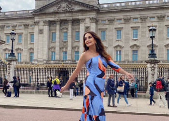 Claudia Metne clica look exclusivo no Palácio de Buckington em sua fashion trip