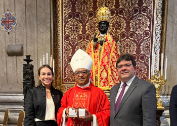 Acompanhado do governador, Arcebispo de Teresina recebe o palio arquiepiscopal