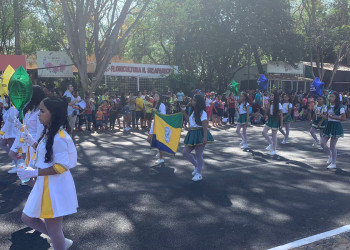Multidão acompanha desfile cívico-militar da Independência do Brasil em Teresina