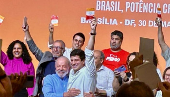 João Campos é eleito presidente do PSB; Lula prestigia evento de olho nas eleições de 2026