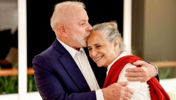 VÍDEO: Lula é ovacionado e recebido aos gritos de “sem anistia” em show de Maria Bethânia
