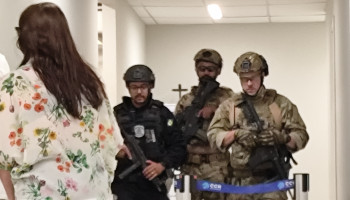 VÍDEOS:PF faz escolta no aeroporto de Teresina; preso seria o namorado de Tatiana Medeiros