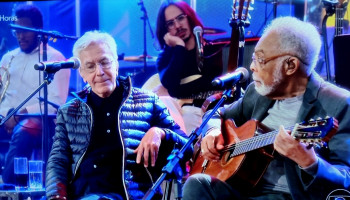 Caetano Veloso chora ao relembrar Torquato Neto no show de 25 anos do