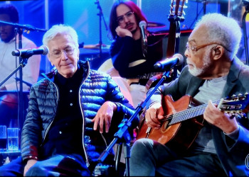 Caetano Veloso chora ao relembrar Torquato Neto no show de 25 anos do