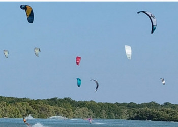 Vento do litoral do Piauí atrai turistas e amantes do kitsurf e aquece a economia local