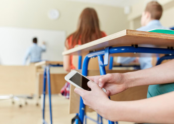 Ministério Público recomenda proibição do uso de celular em salas de aula no PI