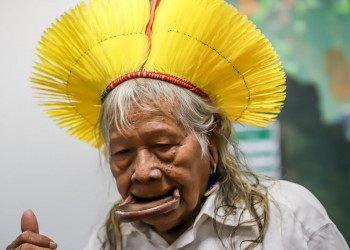 Cacique Raoni, líder indigena do Brasil, recebe honraria do presidente da França