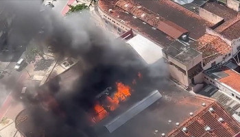 Incêndio destrói parte do Mercado da Encruzilhada, no Recife