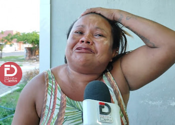 Mulher chora na frente de delegacia pedindo soltura do marido que a agrediu