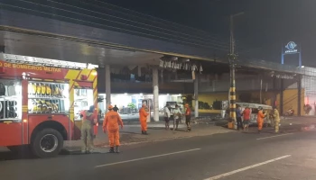 Kombi pega fogo e chamas destroem teto de posto de combustíveis na Avenida Universitária