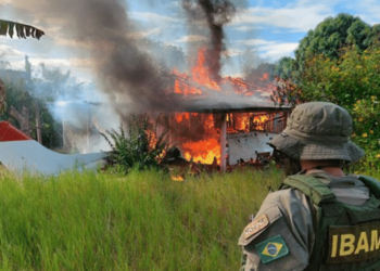 Fiscais do Ibama são recebidos a tiros por garimpeiros na terra Yanomami