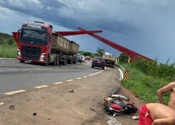 Motociclista morre ao colidir com carreta em Campo Maior