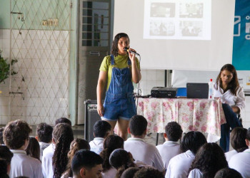 Sarah Menezes participa de palestra com alunos de escola na zona sul de Teresina