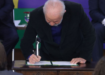 Lula assina medida provisória para taxar fundos de super-ricos
