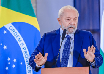 Lula continua estável e bem, informa boletim médico