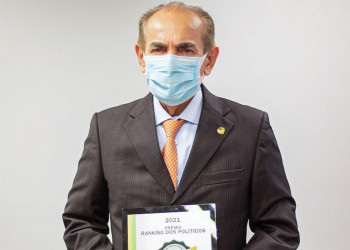 Senador Marcelo Castro recebe prêmio de Melhor Parlamentar do Piauí em Brasília