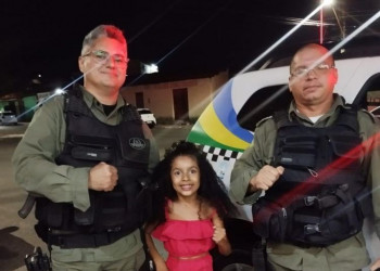 Policiais fazem surpresa de aniversário para menina fã da PM em Teresina