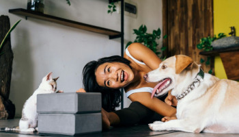 Mulheres celebram o “Dia das Mães” como mães de pets