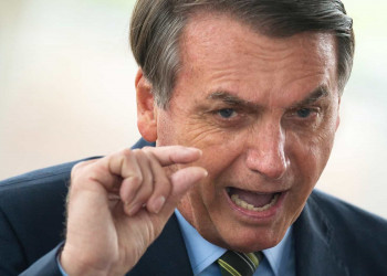 'Quando alguém invadir sua casa, dá tiro de feijão', ironiza Bolsonaro