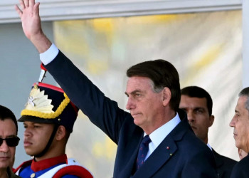 Bolsonaro libera classe executiva em voos para exterior para ministro e servidor