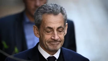 Ex-presidente francês Nicolas Sarkozy chega à prisão em Paris