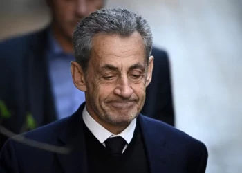 Ex-presidente francês Nicolas Sarkozy chega à prisão em Paris