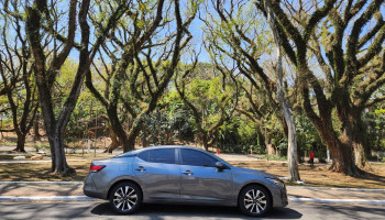 Nissan Sentra 2026 mostra consistência no segmento de sedãs médios