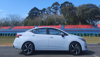 Nissan Versa 2026 mostra eficiência no dia a dia