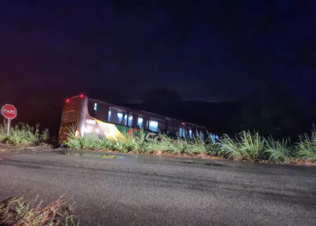 Ônibus da cantora de piseiro Brisa Star cai em ribanceira no Ceará