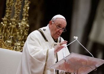 Olhe além das luzes e lembre-se dos pobres, diz Papa
