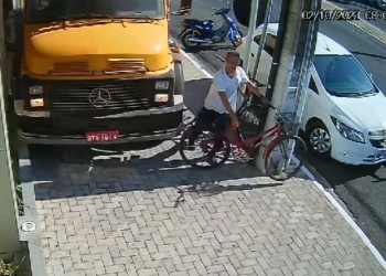 Idoso escapa por pouco de atropelamento por caminhão em Parnaíba; Vídeo