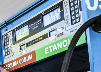 Petrobras reduz preço da gasolina na refinaria em 4,9% a partir desta terça (21)