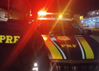 Dois homens morrem em acidente envolvendo carro e caminhão no Piauí