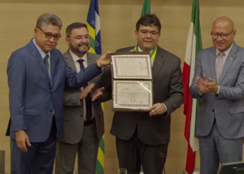 Rafael Fonteles recebe Medalha do Mérito Legislativo e pede doações para vítimas no RS