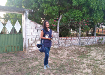 ​Recenseadora faz entrevista em Libras com moradora surda na zona rural de Teresina