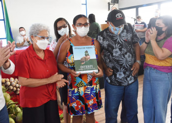 Governo do Piauí entrega títulos de terra e tratores para comunidades rurais de Batalha