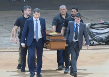 Restos mortais de Bruno e Dom Phillips chegam a Brasília para perícia