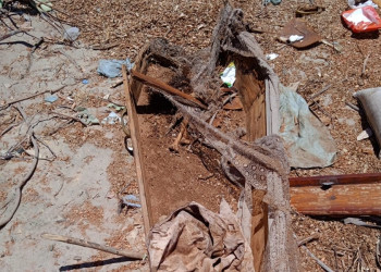 Caixão com restos mortais é jogado em lixão de Parnaíba