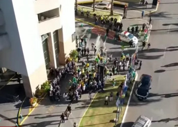 Pequeno grupo de apoiadores recepciona chegada de Bolsonaro à Brasília