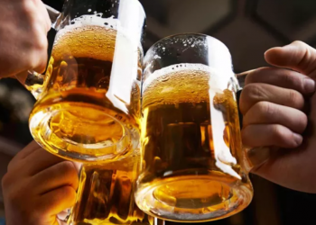 Cerveja pode aumentar os riscos de contrair Covid-19, revela estudo científico