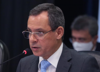 Descontrolado, Bolsonaro trocar o presidente da Petrobras outra vez e gera nova crise