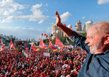 Brasil pode se libertar hoje do fascismo com vitória de Lula no primeiro turno
