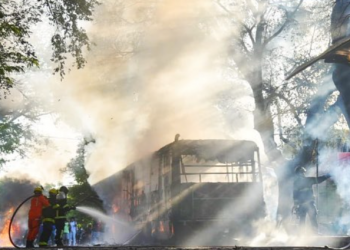VÍDEO: Homem toca fogo em ônibus no Centro de Teresina e deixa bilhete sugerindo vingança