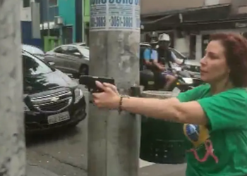 Na véspera da eleição, Carla Zambelli saca arma e aponta para militante de Lula na rua