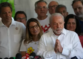 Lula vota em São Bernardo e comenta sobre Zambelli: 'Cena grotesca'
