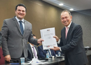 Ex-secretário Antônio Neto recebe carteira da OAB e agora vai advogar