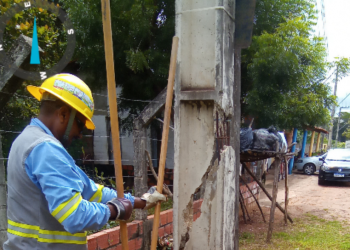 Equatorial substitui poste que estava quebrado no povoado Cacimba Velha