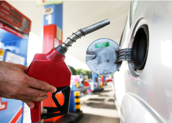 Gasolina e diesel no Brasil já estão mais baratos que no exterior, diz Abicom